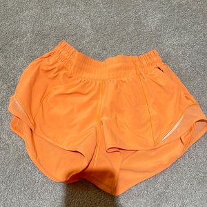 Lululemon hotty hots 2.5 size 4